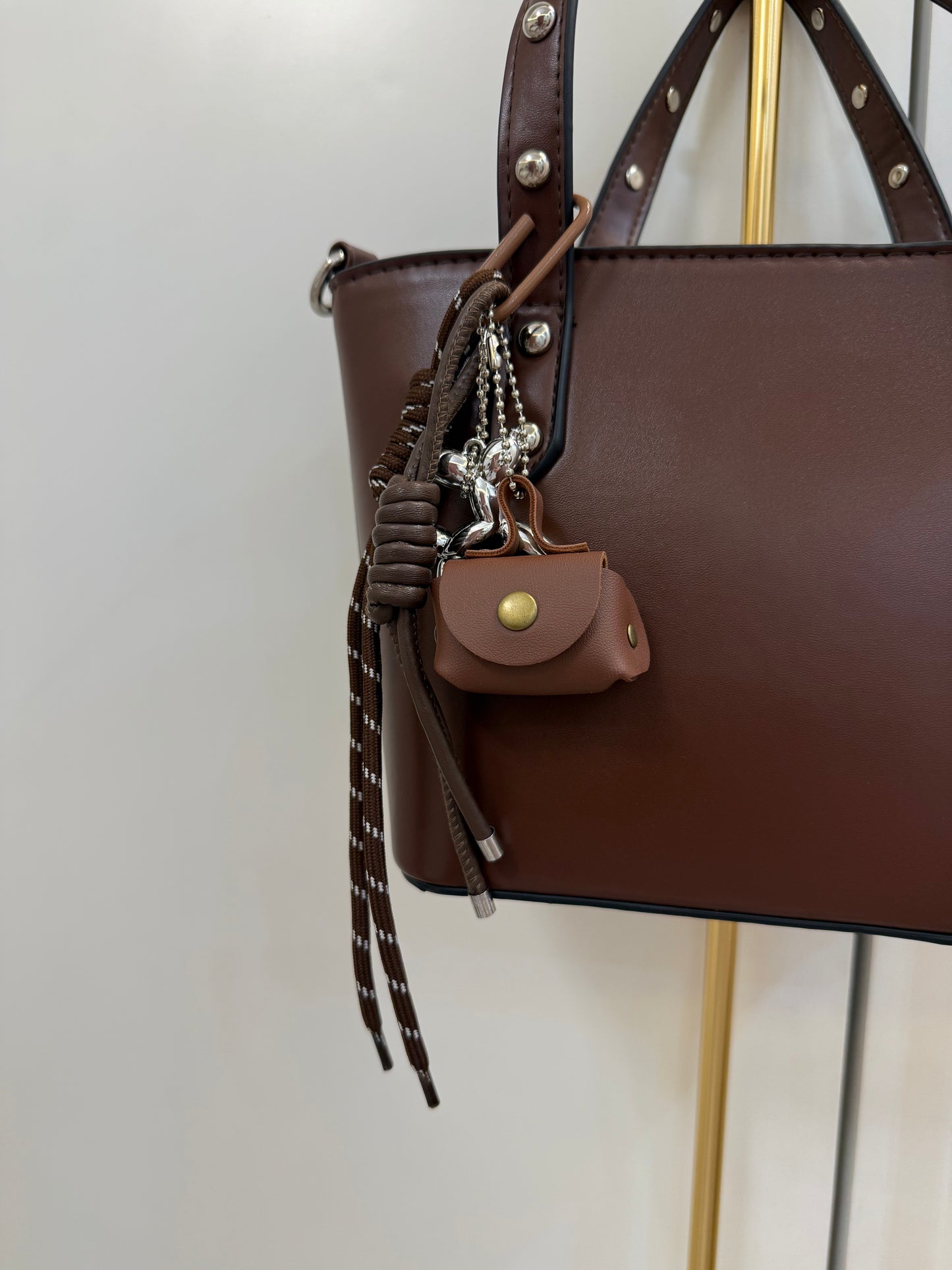Bag in brown charm
